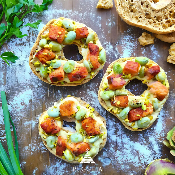 Friselle gourmet pugliesi con paté di carciofi, salmone, fave e pistacchi - Pugghia