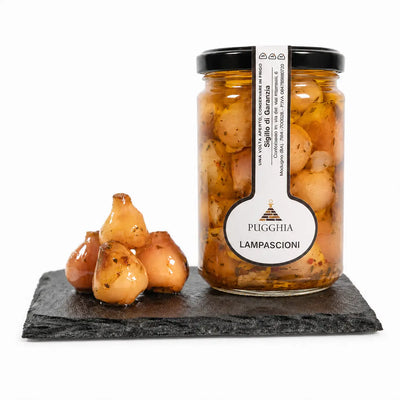 Un barattolo di vetro di lampascioni puglia sottolio 314 g con spicchi dorati in salamoia ambrata