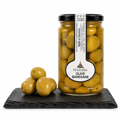 Un barattolo di olive pugghia baresane in salamoia da 314 gr con coperchio nero e corpo in vetro trasparente