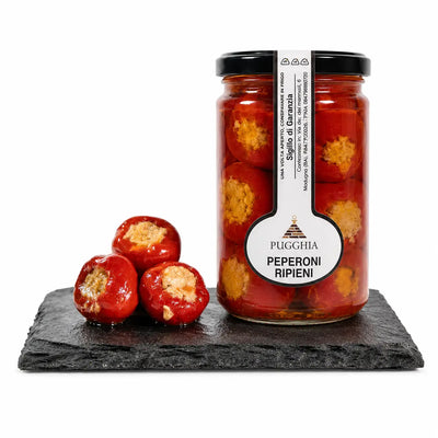 Un barattolo di vetro pugghia con peperoni ripieni di tonno sottolio rossi con ripieno dorato da 314 g